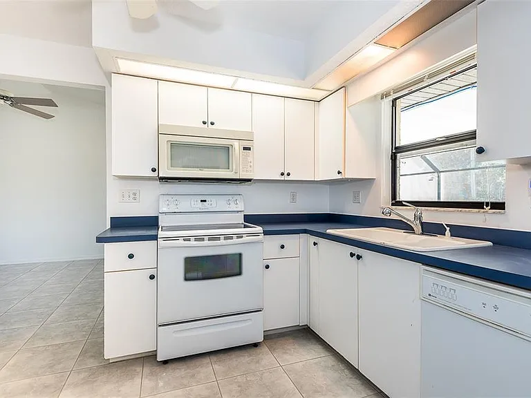 838 Jarvis St — Photo 14