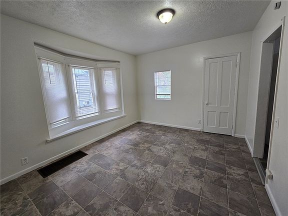 5th image of 142 Delamaine Dr