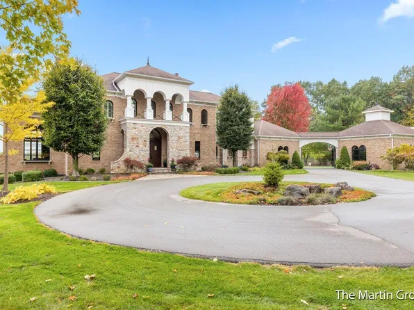 951 Skyevale Dr NE, Ada, MI 49301