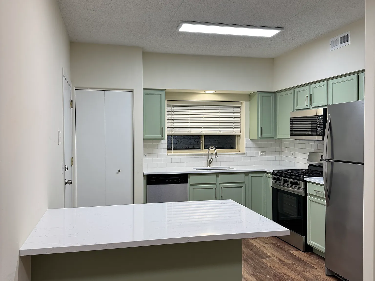2 bed, 1100 sqft, $2,400 — Photo 2