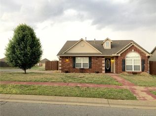 16 W Fairlane Dr, Sapulpa, OK 74066