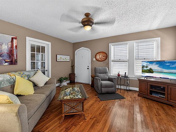 4th image of 4830 Houston Dr