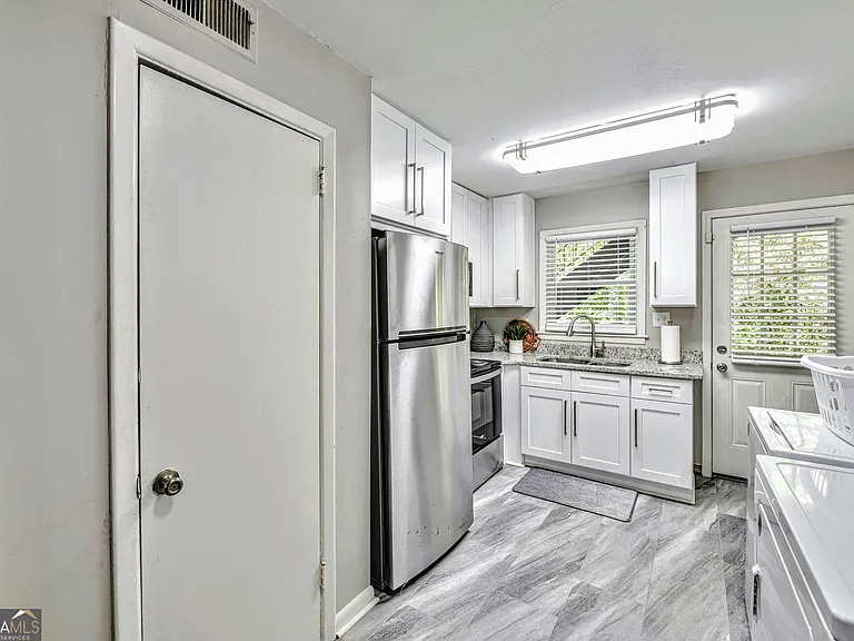2858 Rosehill St #5 — Photo 11