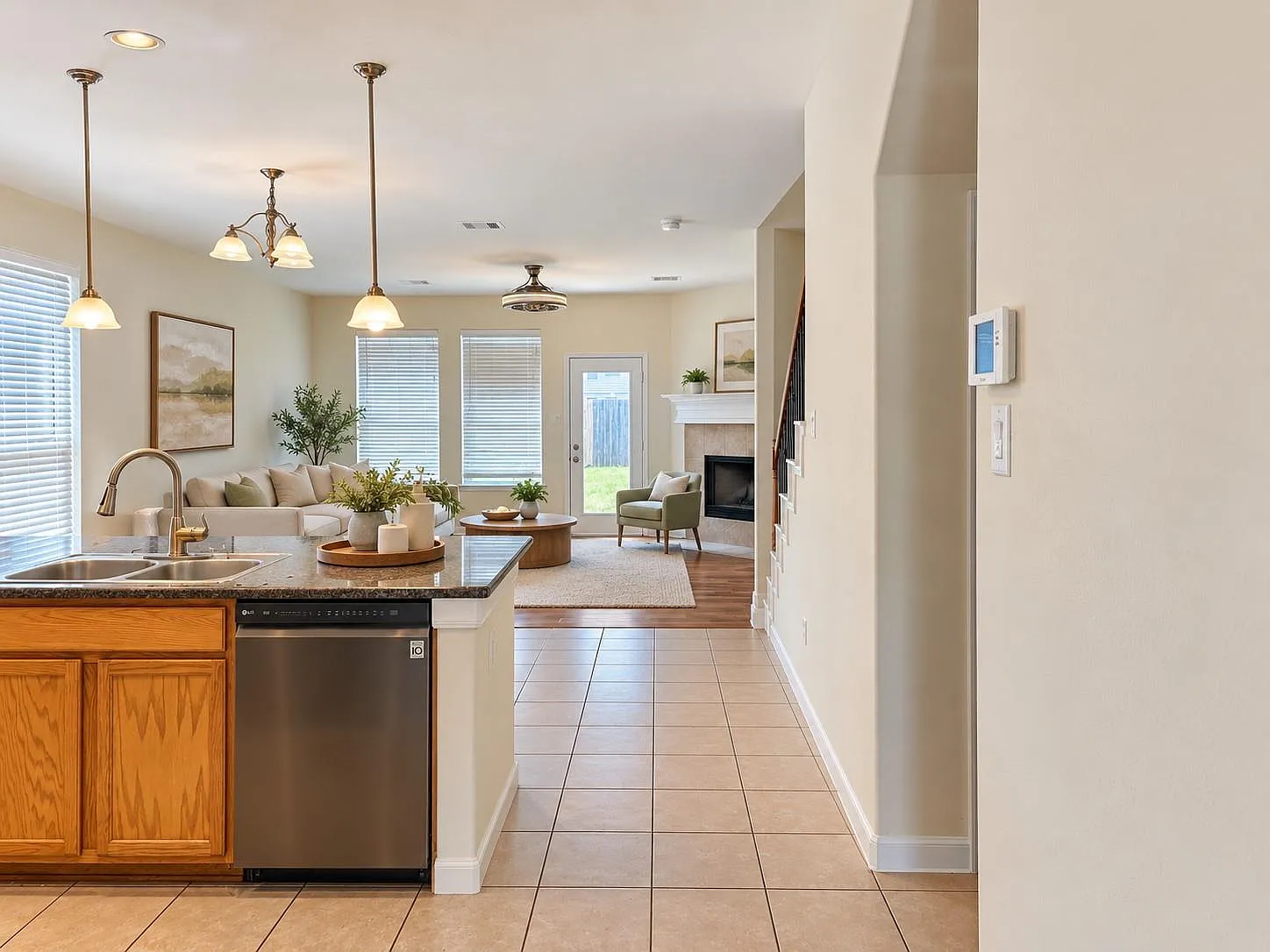 4 bed, 2.5 bath, 2465 sqft, $2,350 — Photo 4
