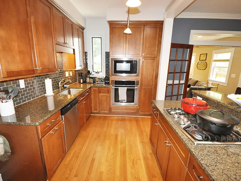 516 N Sheppard St — Photo 9
