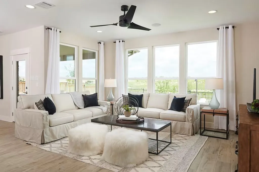 Living room - 9901 Quercia Dr
