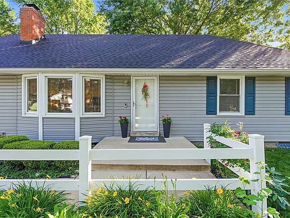 3rd image of 8839 Newton Dr