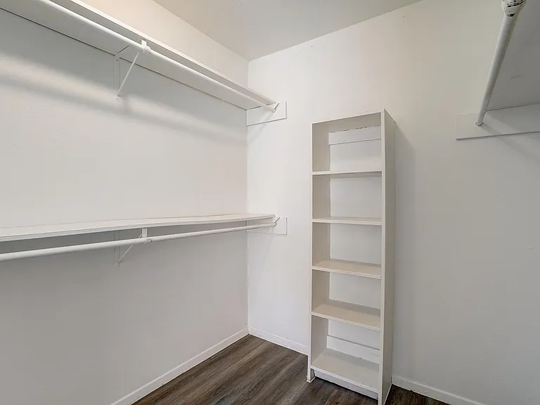 The Oaks Apartments — Photo 40