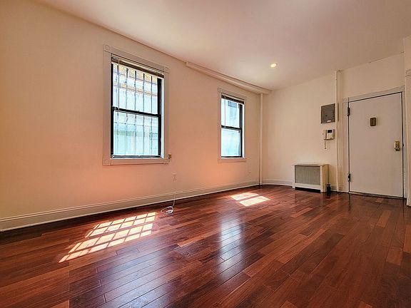 2nd image of 496 Hudson St #Xt