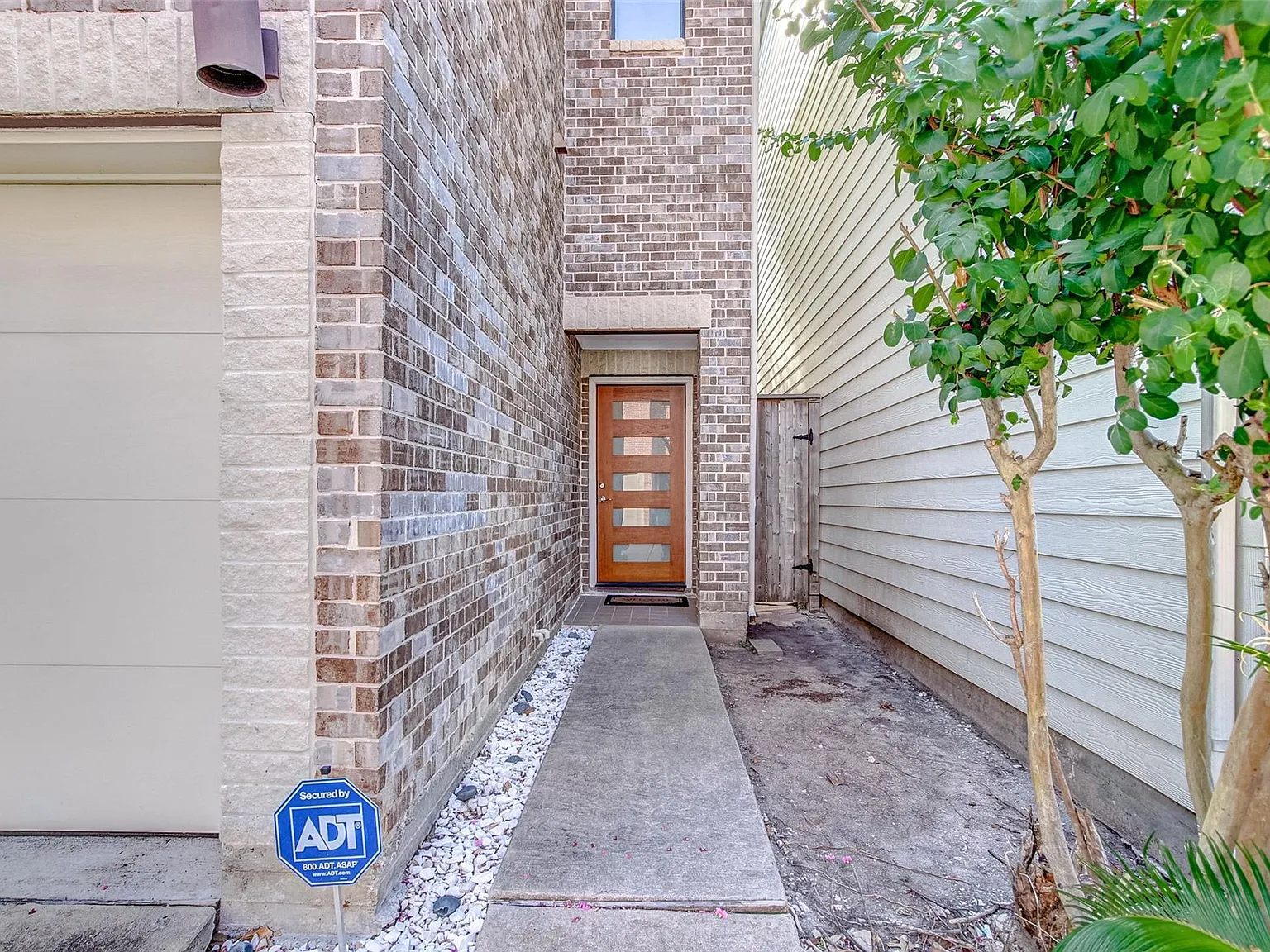 3 bed, 2.5 bath, 2040 sqft, $2,600 — Photo 2