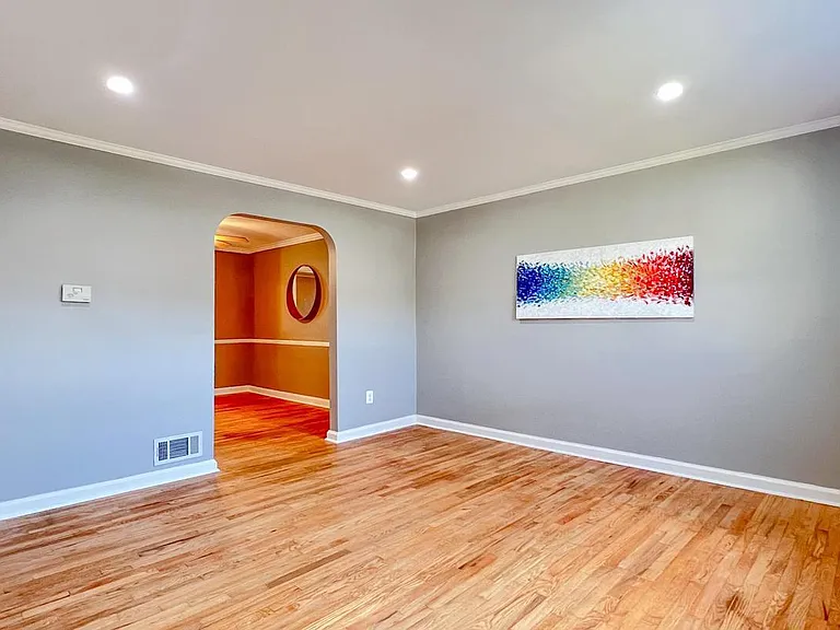 705 Eastshire Dr — Photo 2