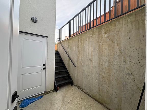 3rd image of 1605 Ellesmere Ave