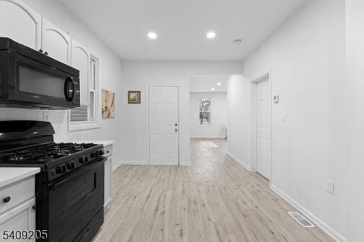 5th image of 223 Pine St Floor 1