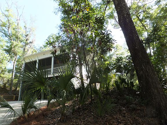 4th image of 575 Pelican Ct