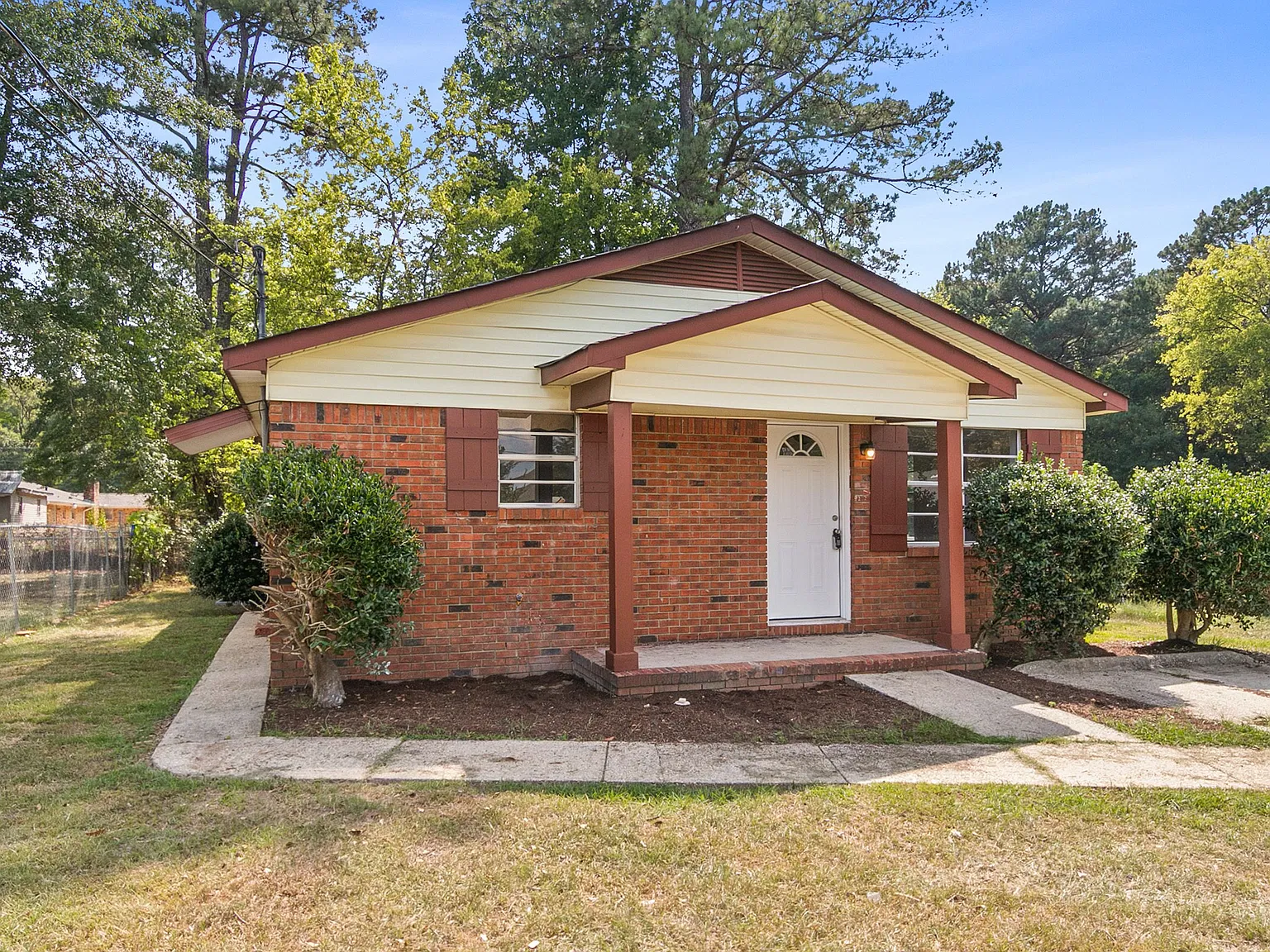 4 bed, 1.0 bath, 1305 sqft, $1,595 — Photo 1