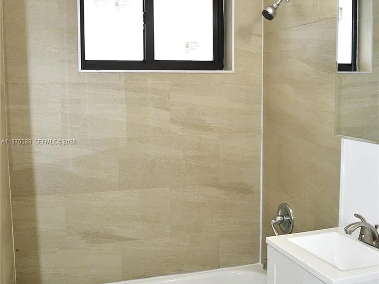 1035 SW 4th St #3 — Photo 11