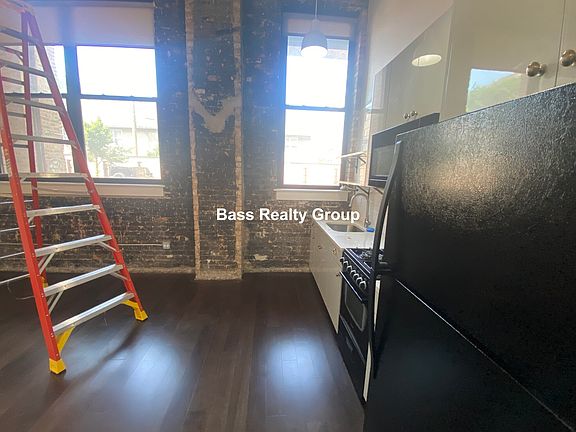 4th image of 5021 N Kenmore Ave #110