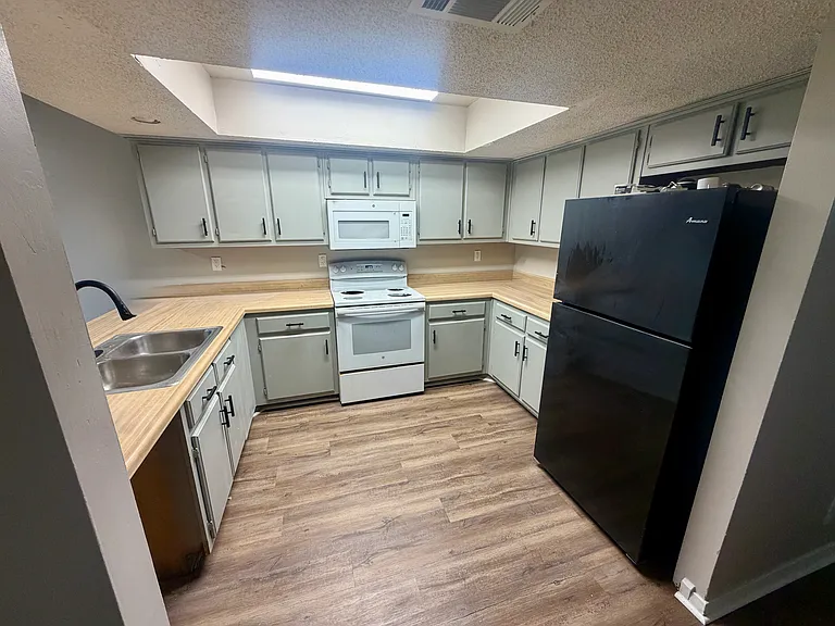2800 E Hickory Blf — Photo 5