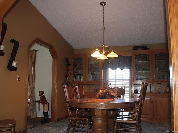 3rd image of 1006 W Vincennes Trl