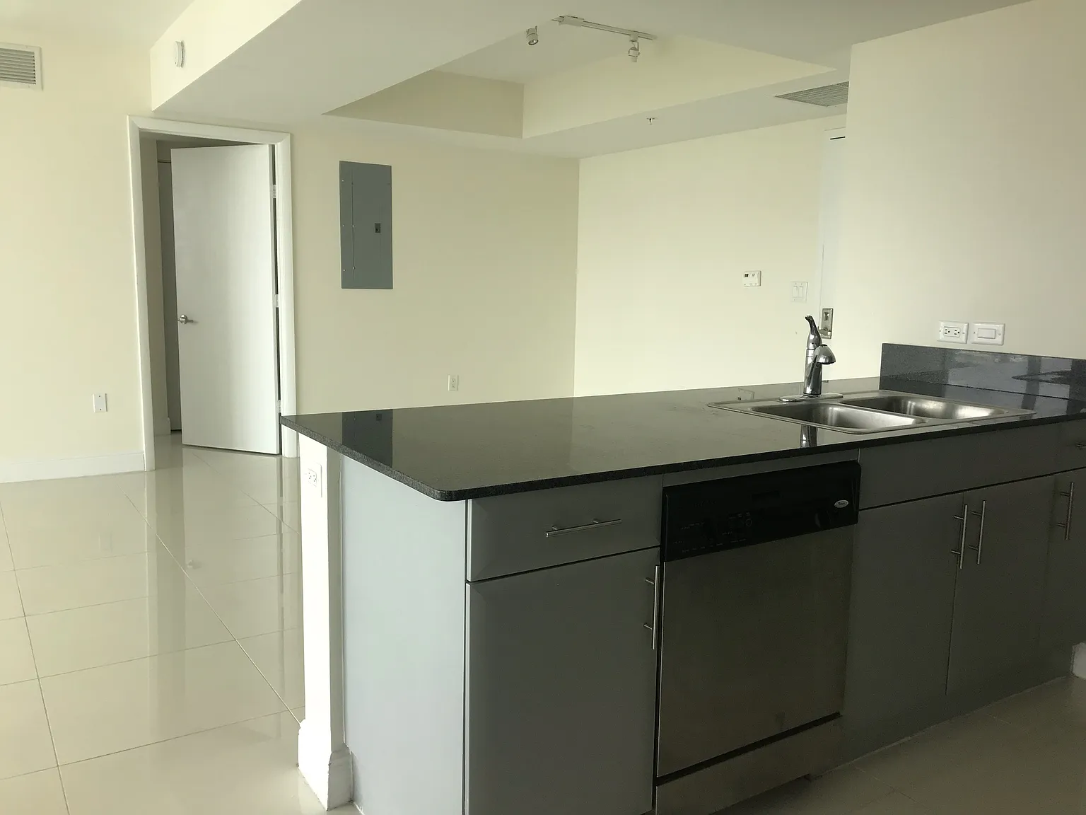 2 bed, 919 sqft, $2,800 — Photo 3