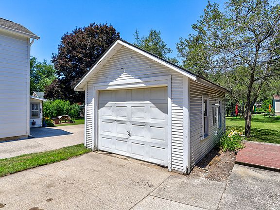 4th image of 241 E Lincoln Ave