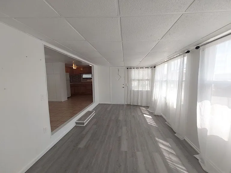 118 52nd Avenue Dr W — Photo 2