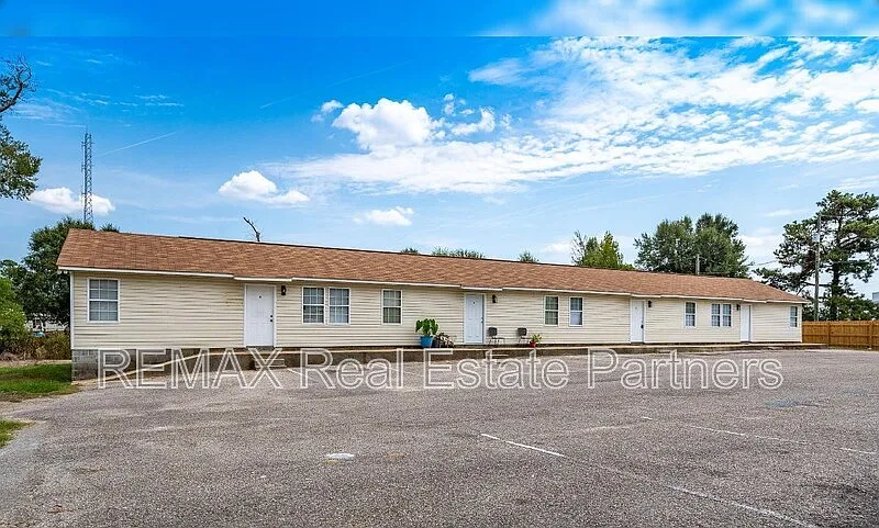 2 bed, 1.0 bath, 665 sqft, $700 — Photo 2