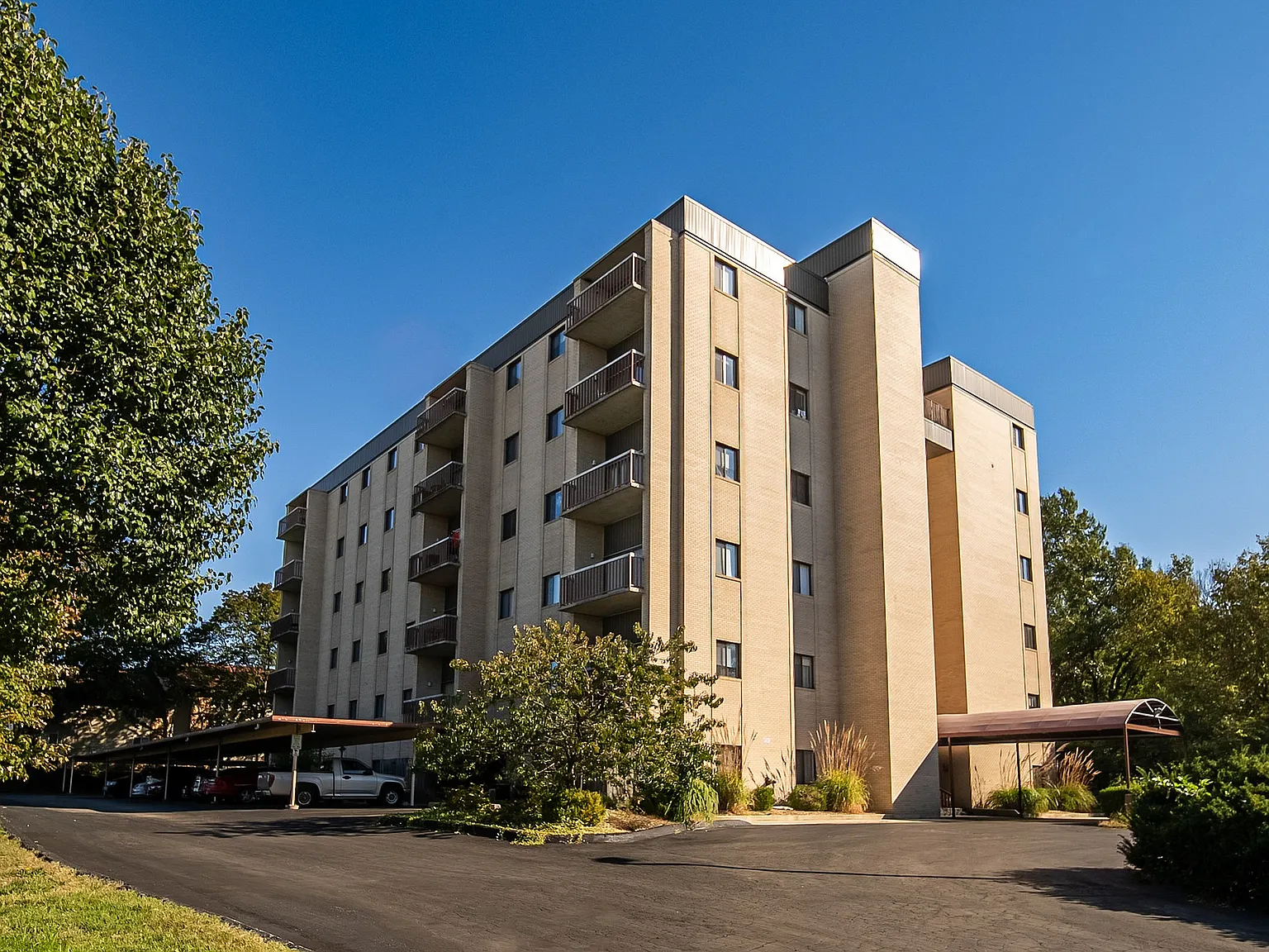Regency Tower — Photo 2