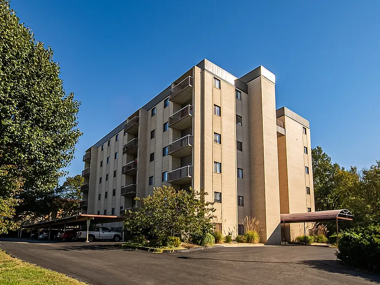 Regency Tower — Photo 2