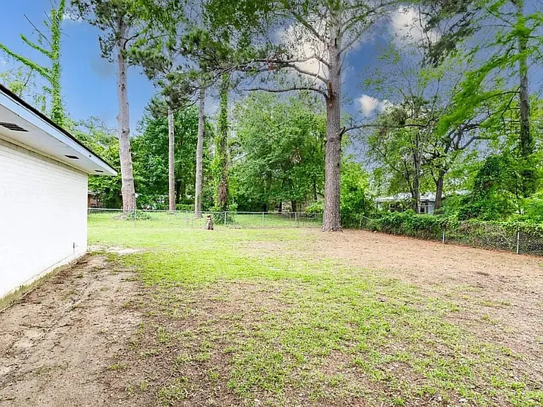 2207 Elizabeth St — Photo 1