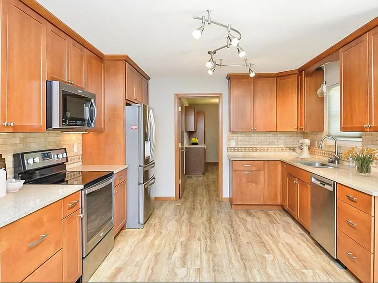 242 Weber Rd — Photo 8