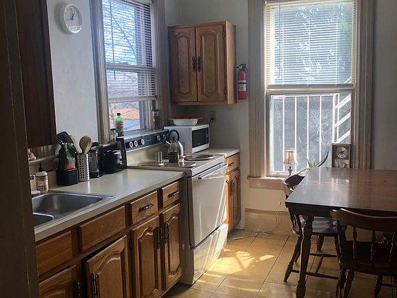 Bright Eat-in Kitchen