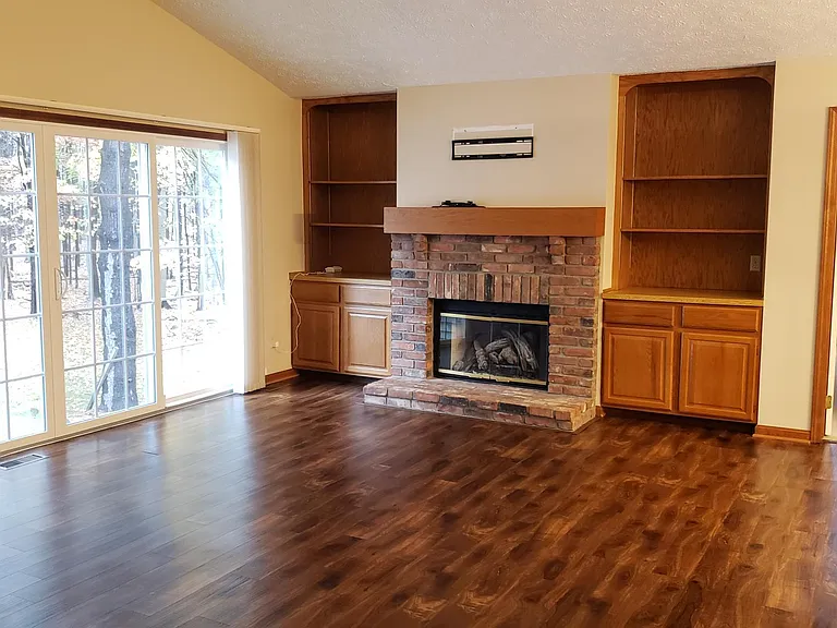 Living Room - Gas Fireplace