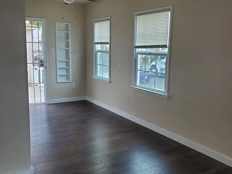 2321 Termino Ave — Photo 4