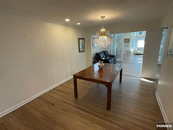 4th image of 526 Rutland Ave