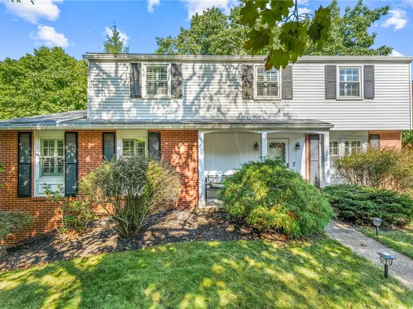 2408 E Springwood Dr, Glenshaw, PA 15116