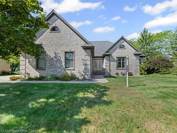1070 Highland Dr, Saint Clair, MI 48079