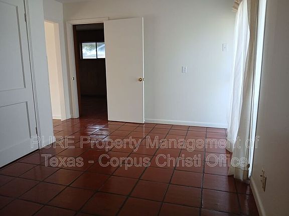 4th image of 4106 Lamont St