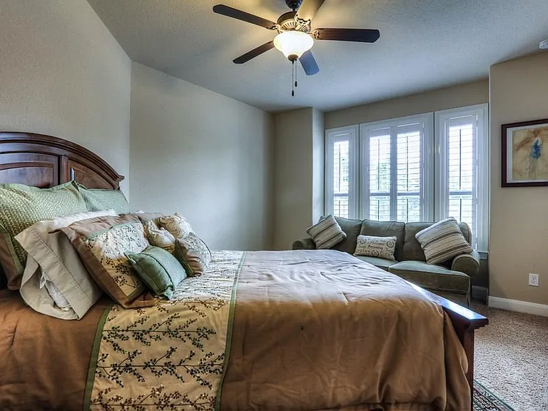 154 W Hullwood Ct — Photo 35