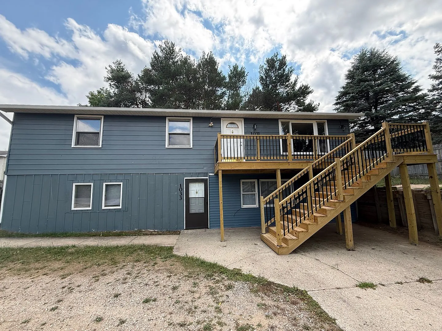 Four Bedroom, One Bathroom Duplex Apartment — Photo 1