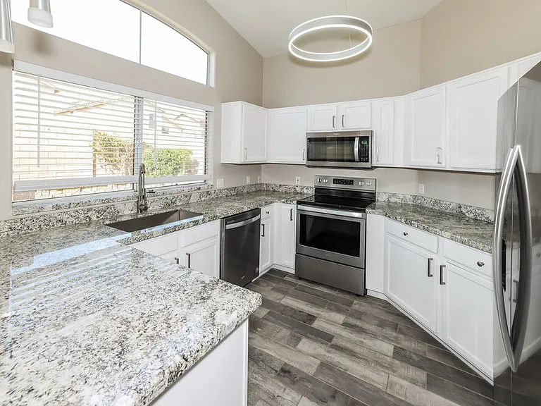3916 E Morrow Dr — Photo 6