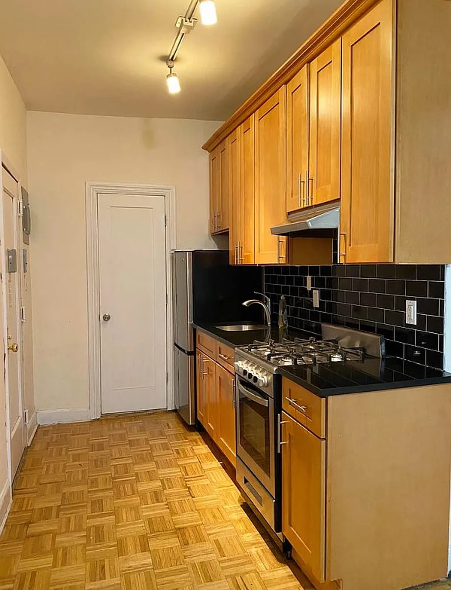 Building Photo - 228 W 25th St #2RE