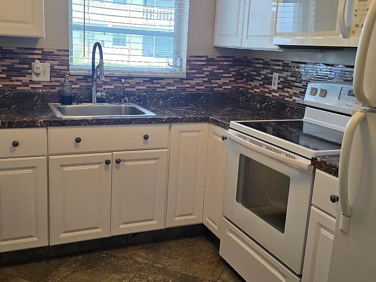 1621 NW 46th Ave #101 — Photo 2