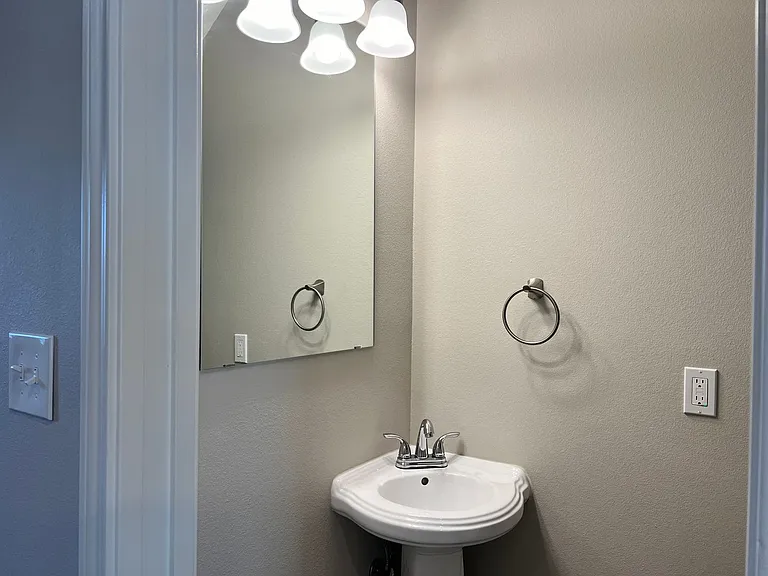 1655 S Kennedy Ave — Photo 10