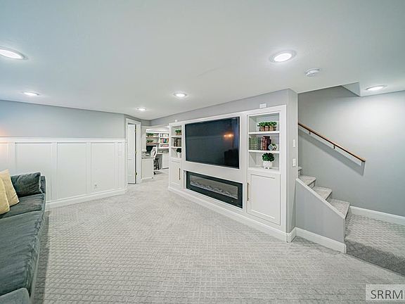 3rd image of 874 Parkside Dr