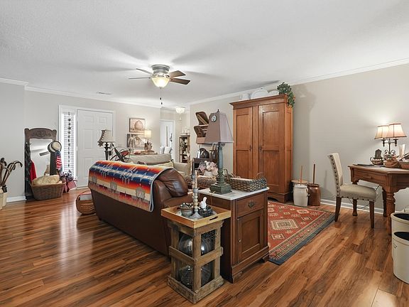 4th image of 1012 Edwardian Way SW