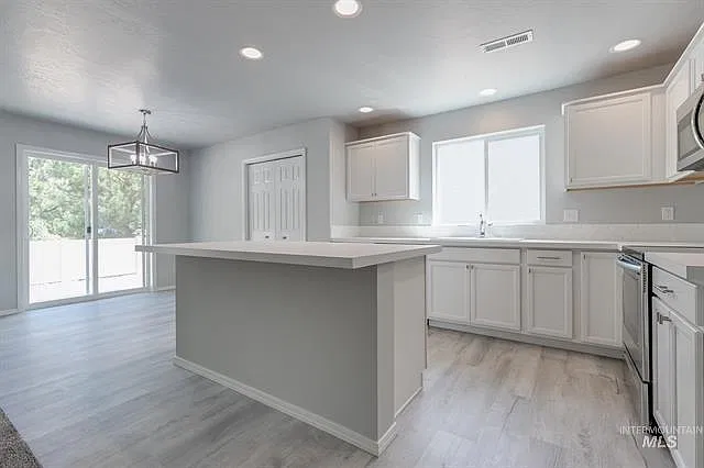 4 bed, 2.5 bath, 2530 sqft, $2,695 — Photo 4