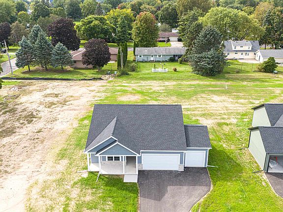 3rd image of 405 Ridge Ct