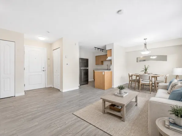 14881 Marine Dr #103, White Rock, BC V4B 1C2