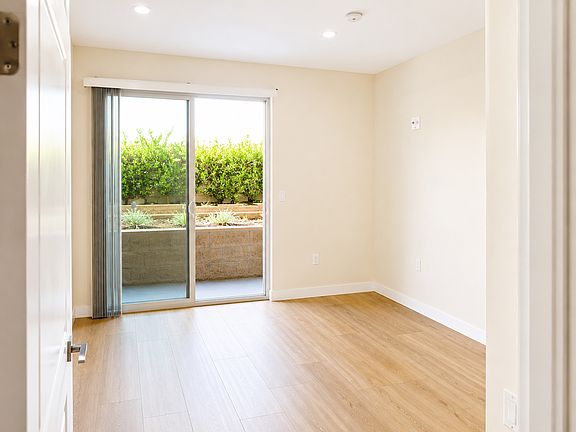 4th image of 540 Oak St #104